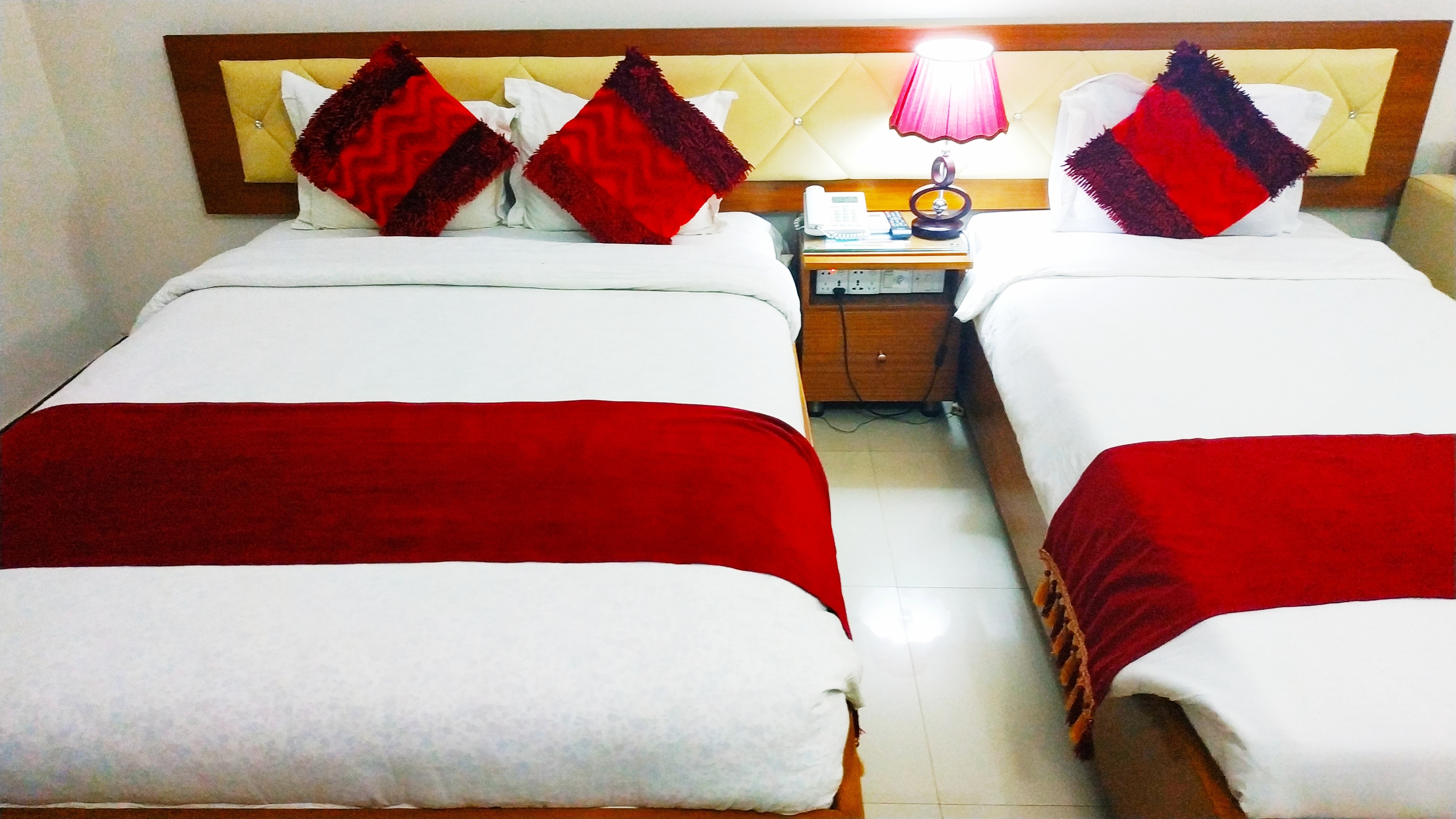 Deluxe Family (1 Couple + 1 Single Bed) – Kuakata Hotel Photo 1