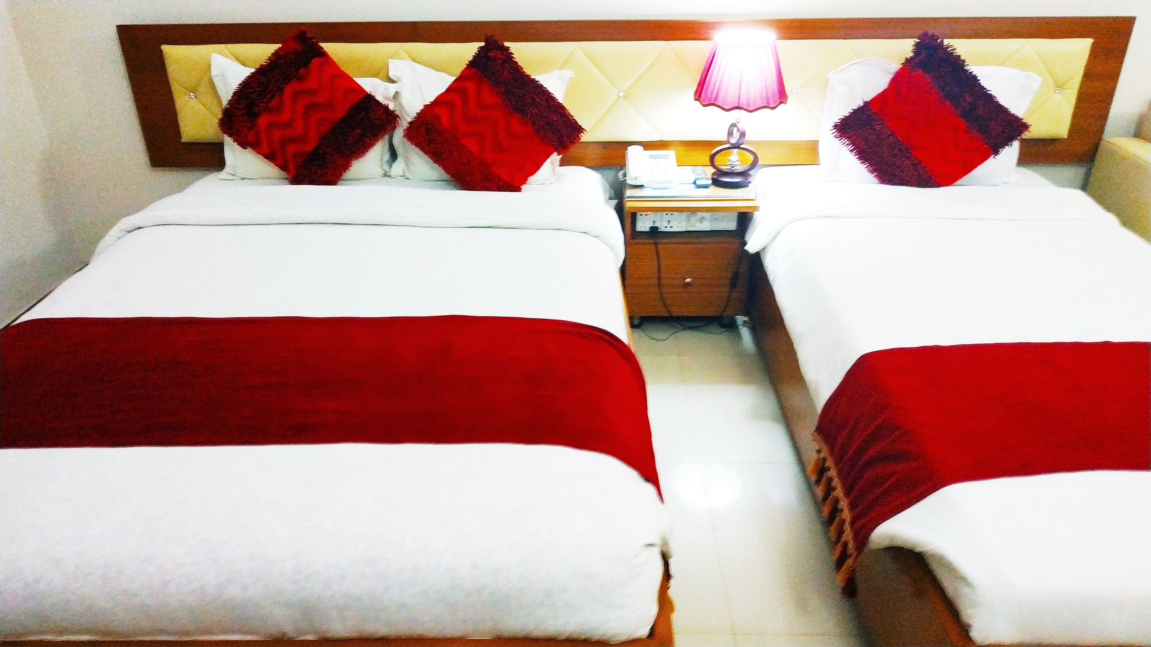 Deluxe Family (1 Couple + 1 Single Bed) – Kuakata Hotel Photo 2
