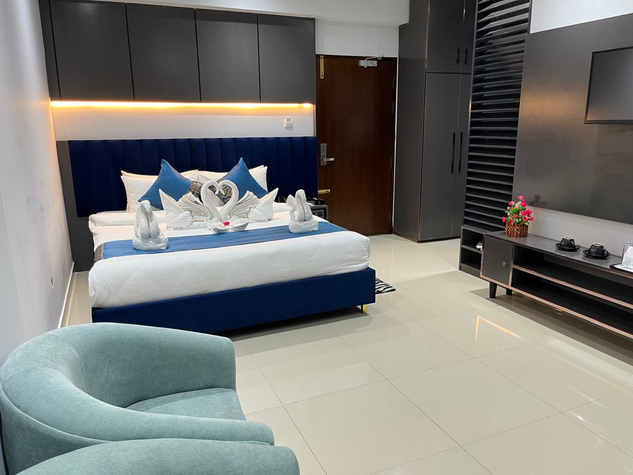 Royal Couple (1 King Bed) – Kuakata Hotel Photo 3