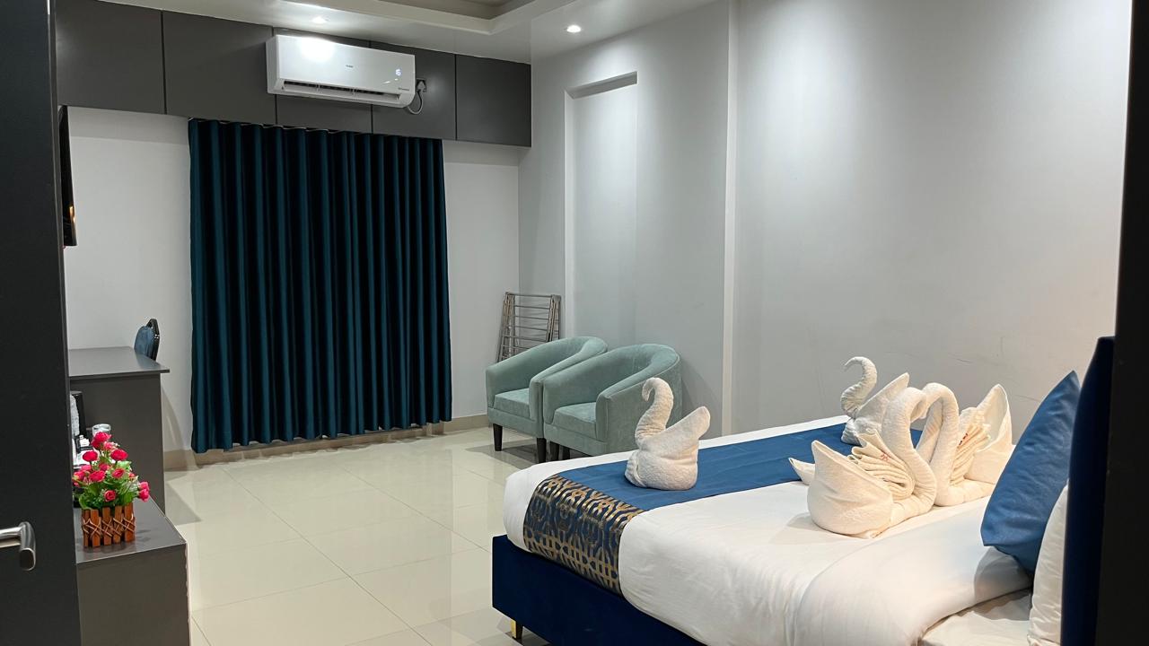 Royal Couple (1 King Bed) – Hotel Khan Palace Kuakata Gallery