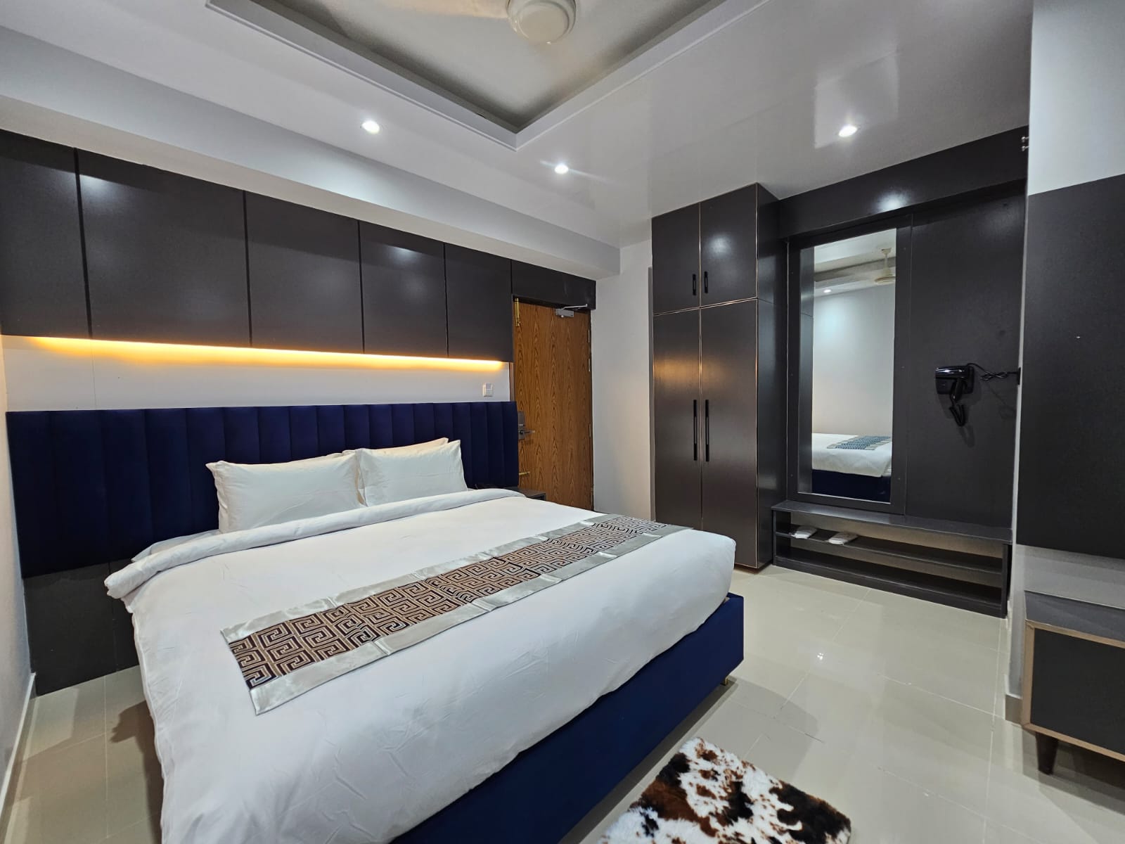 Royal Couple (1 King Bed) – Hotel Khan Palace Kuakata Gallery