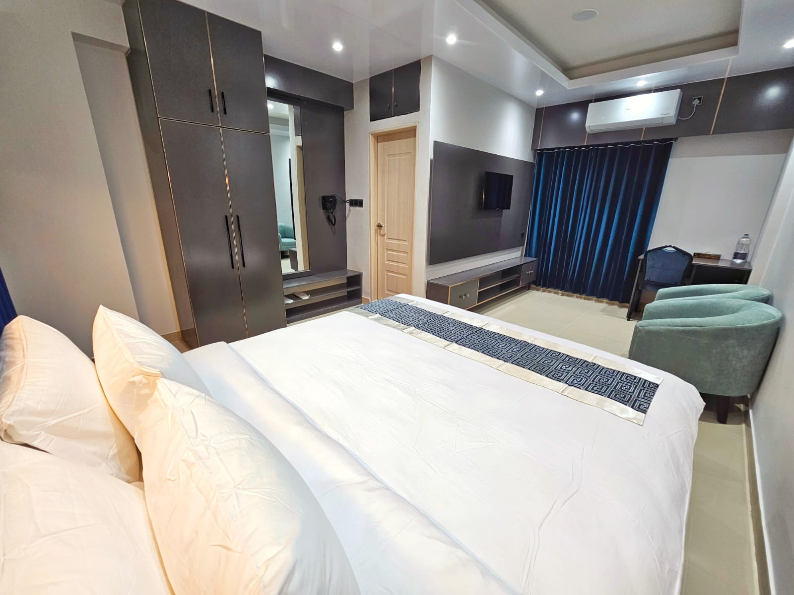 Royal Couple (1 King Bed) – Hotel Khan Palace Kuakata Gallery