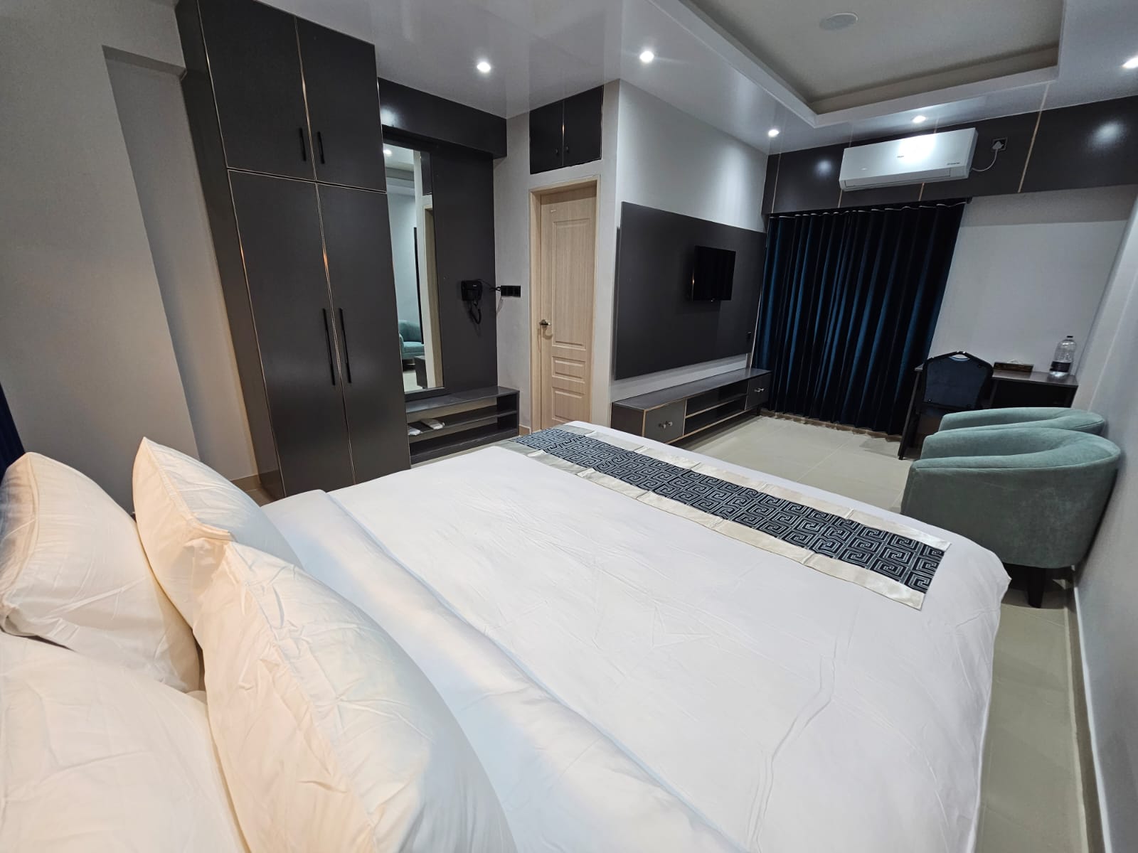 Royal Couple (1 King Bed) – Hotel Khan Palace Kuakata Gallery