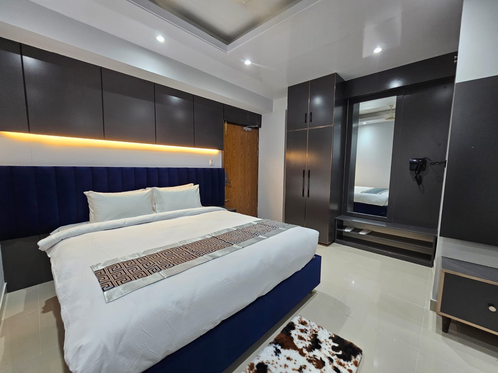 Royal Couple (1 King Bed) – Hotel Khan Palace Kuakata Gallery
