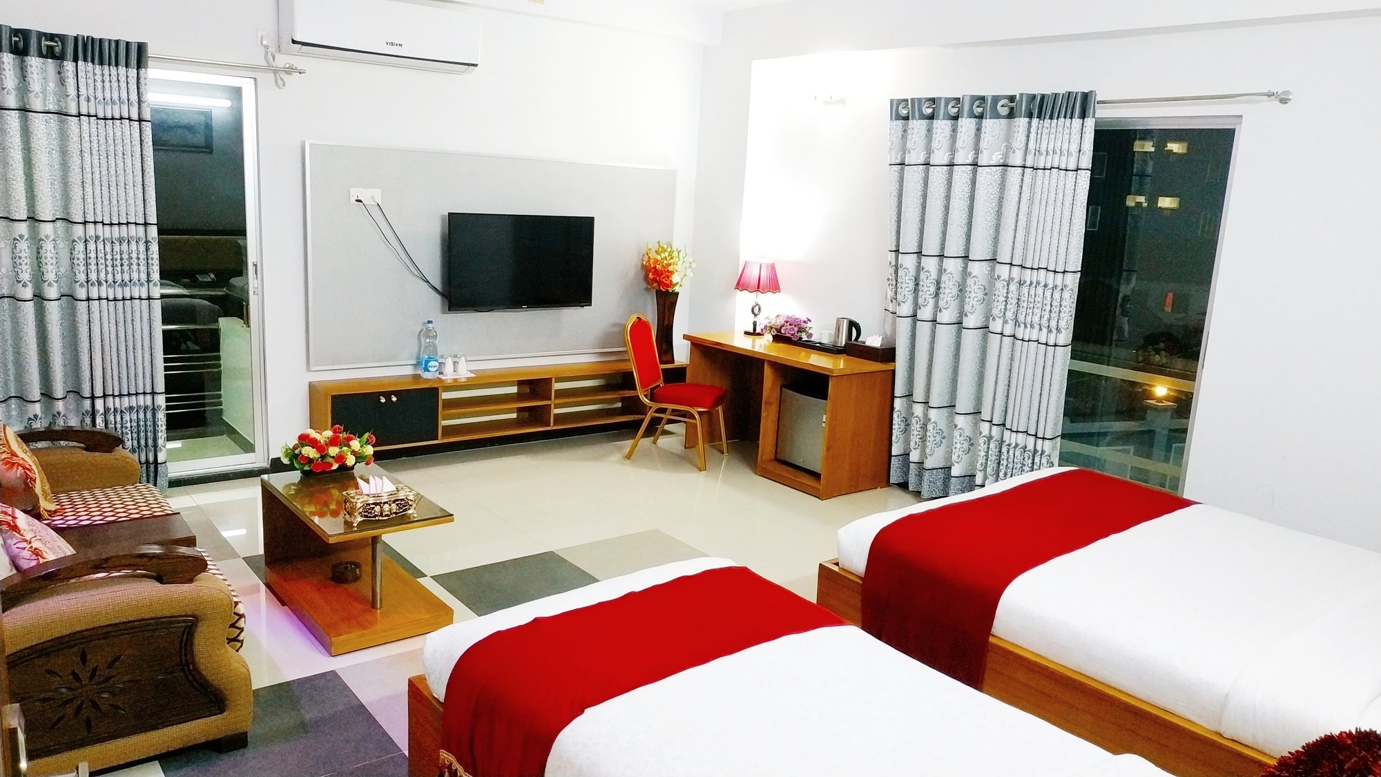 Royal Deluxe Family (1 Couple + 1 Single Bed) – Kuakata Hotel Photo 1