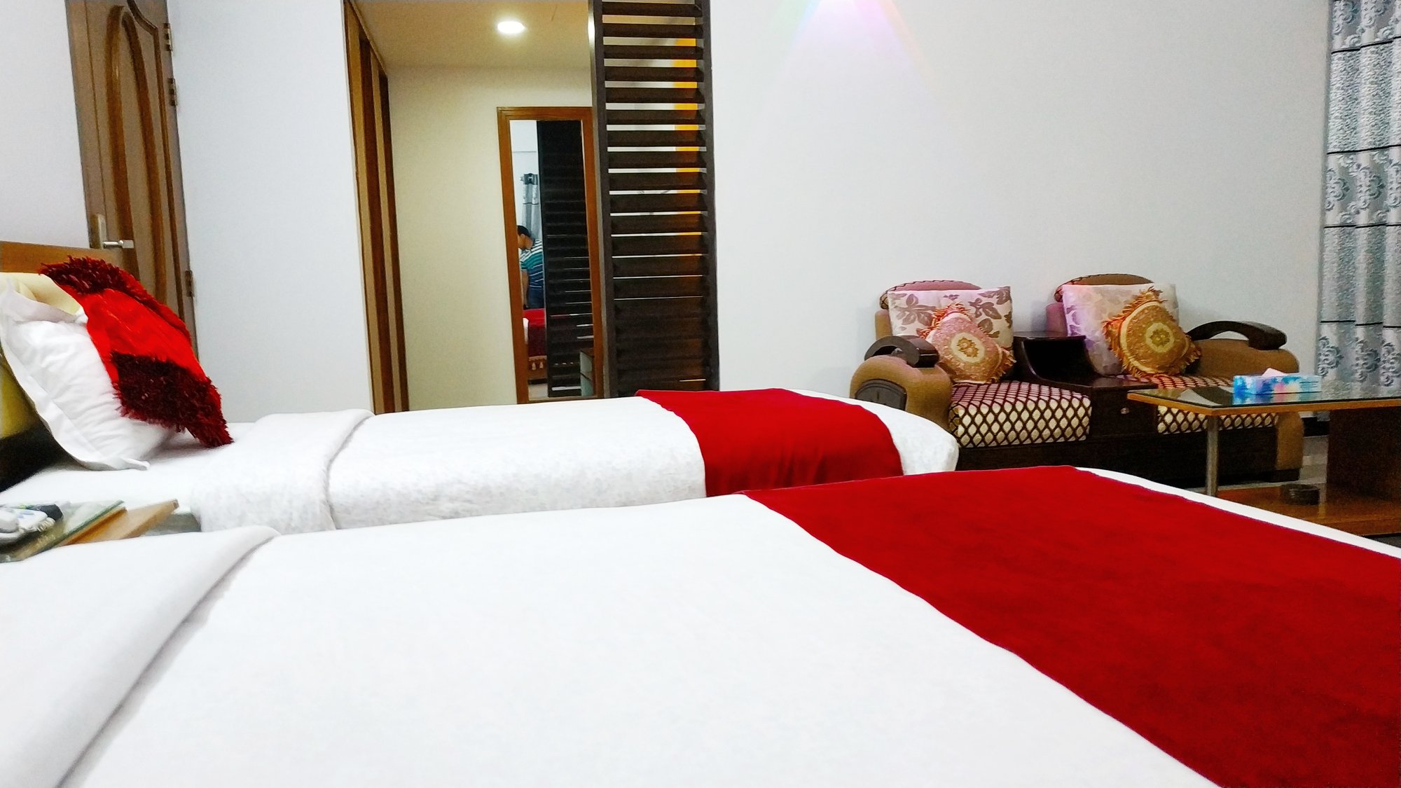 Royal Deluxe Family (1 Couple + 1 Single Bed) – Kuakata Hotel Photo 2