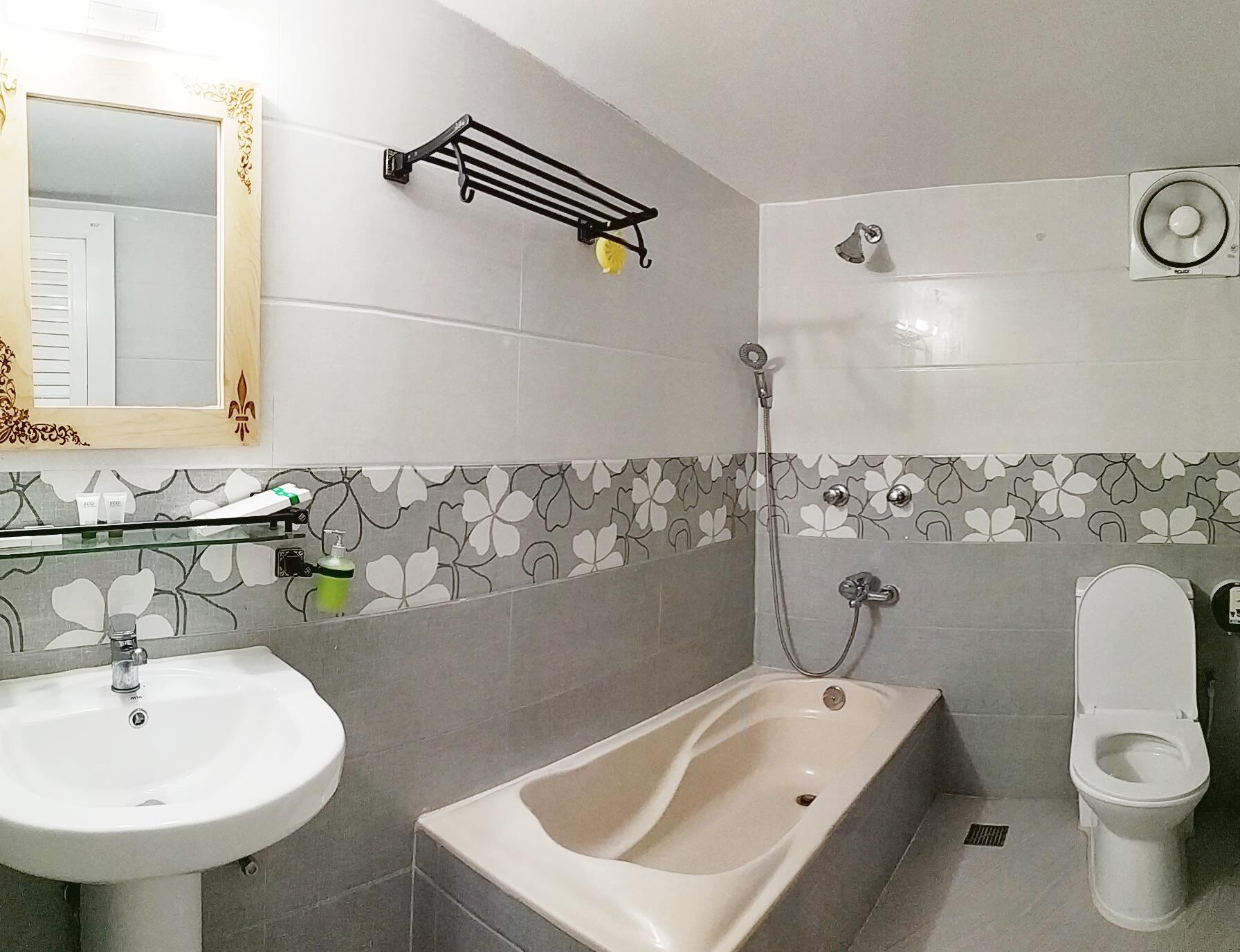 Royal Deluxe Family (1 Couple + 1 Single Bed) – Kuakata Hotel Photo 3